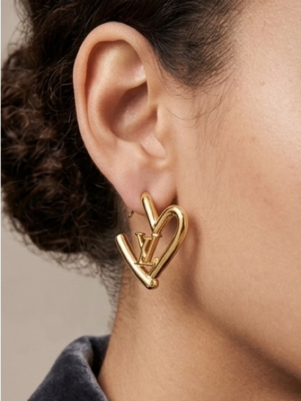 🆕 Louis Vuitton Gold LV Heart Outline Stud Earrings - Picture 2 of 6